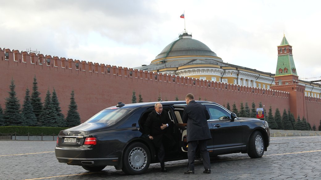 Президент Росії Володимир Путін і його лімузин Aurus Senat / Фото: Getty Image