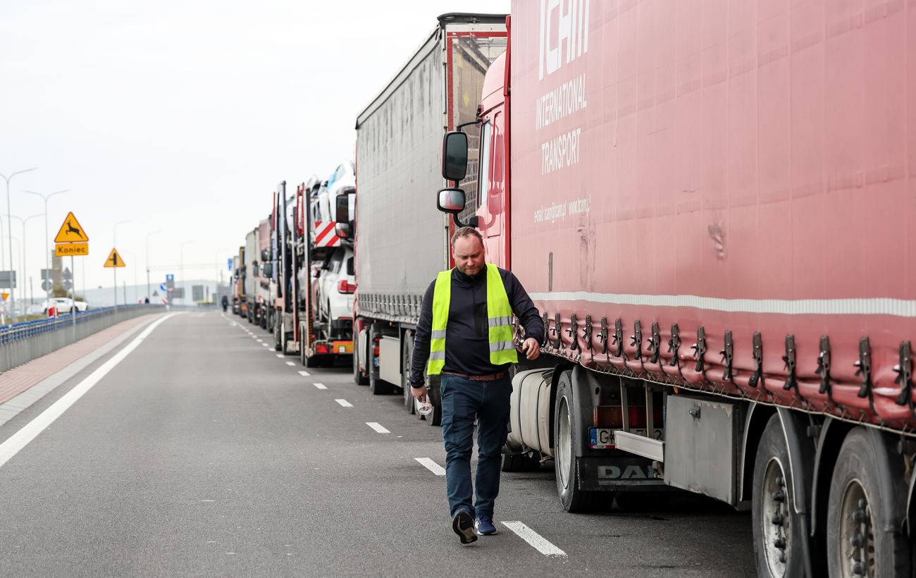 Вантажівки в черзі на кордоні / Getty Images