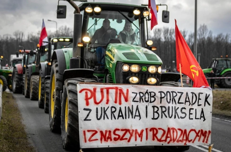 Скандальний прапор із зверненням до Путіна /Agencja Wyborcza.pl