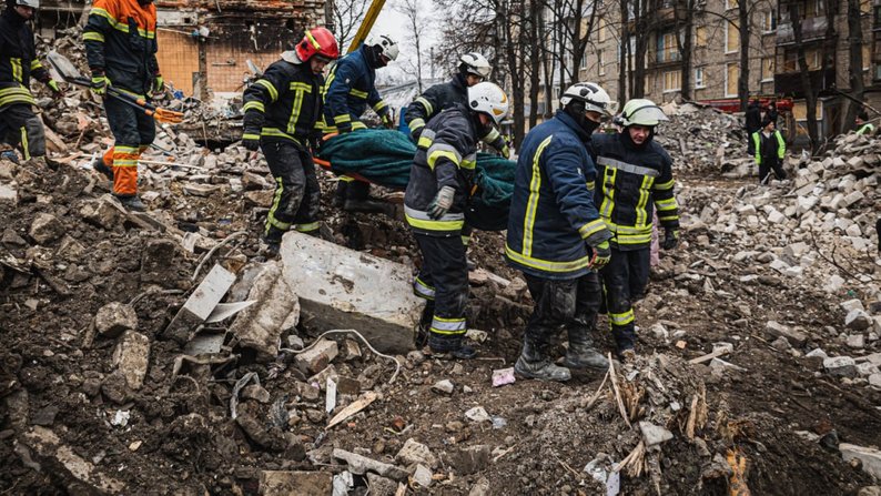 Спасатели на месте удара по Киевскому району Харькова 23 января 2024 года / Фото: ГСЧС