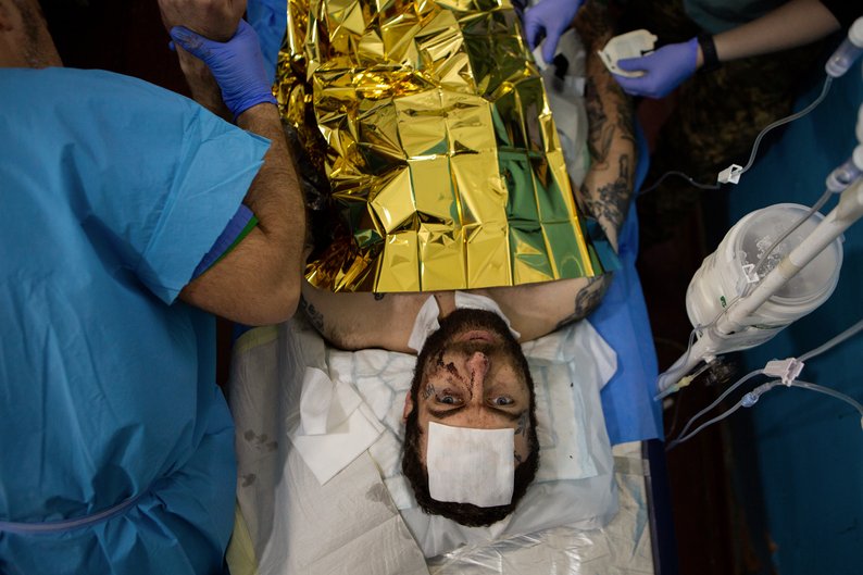 Военные медики эвакуируют раненого / Фотограф Александр Магула