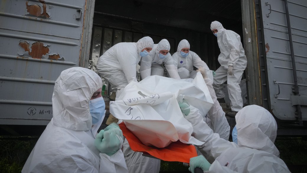 Тела российских военных загружают в вагоны-рефрежераторы / Фото: Associated Press