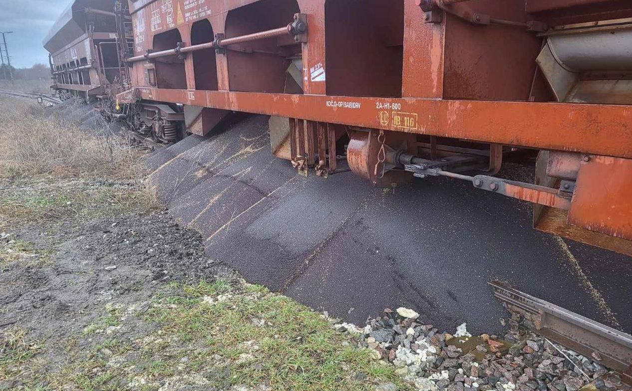 Невідомі особи на станції Дорогуськ відкрили люки двох зерновозів / Фото: Укрзалізниця 