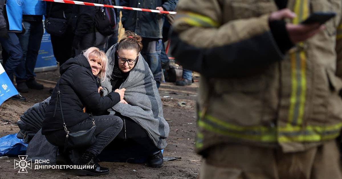 Пострадавшие в результате атаки дронов на 9-этажку в Днепре. 23 февраля 2024 года / Фото ГСЧС