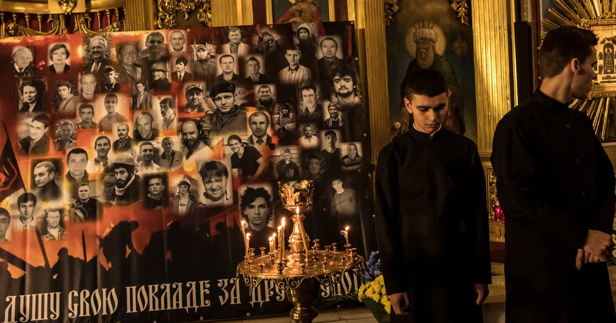 Портрети людей, які загинули під час протистояння на Майдані, виставлені в Михайлівському Золотоверхому соборі в Києві / Фото The New York Times