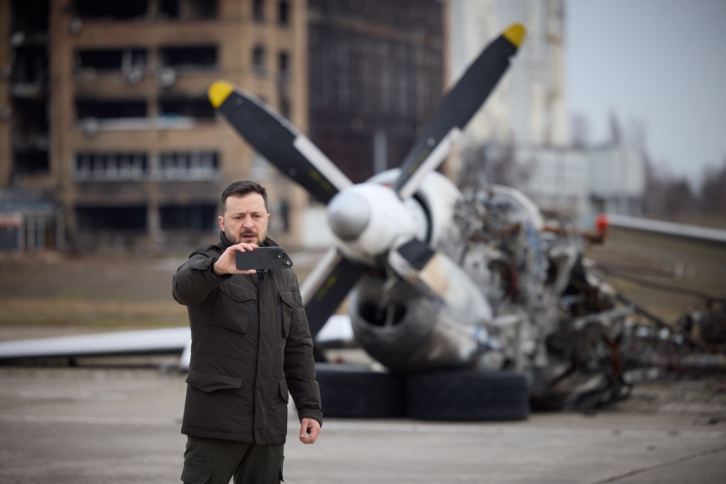 В.Зеленський записує відеозвернення на аеродромі Гостомель / Фото ОПУ