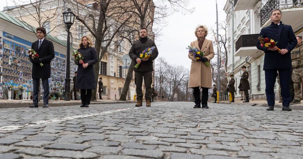 Прем’єр-міністр Канади Джастін Трюдо, глава уряду Італії Джорджія Мелоні, президент України Володимир Зеленський, президентка Єврокомісії Урсула фон дер Ляєн, прем’єр-міністр Бельгії Александер Де Кроо на Михайлівській площі у Києві / Фото ОПУ