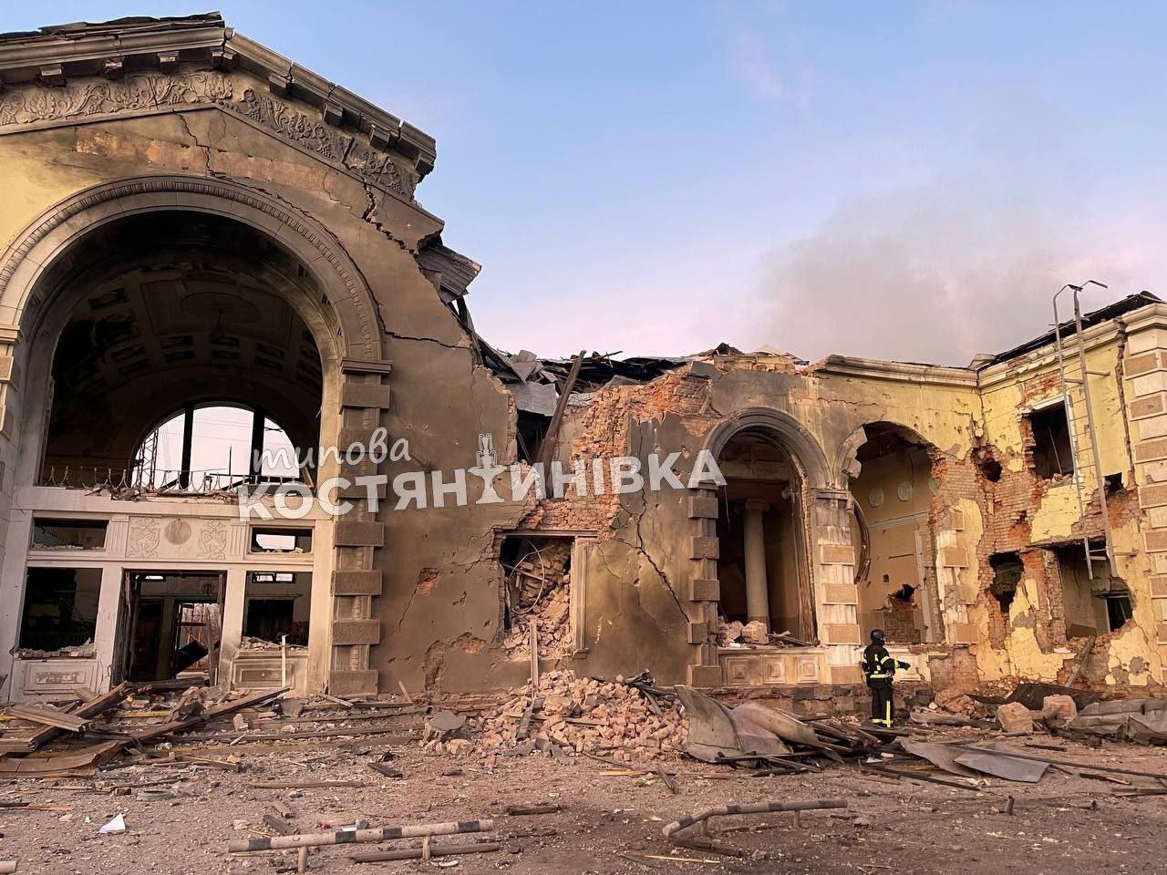 Разрушенное здание ж/д вокзала в Константиновке Донецкой области / Фото с телеграм-канала @tipkonst