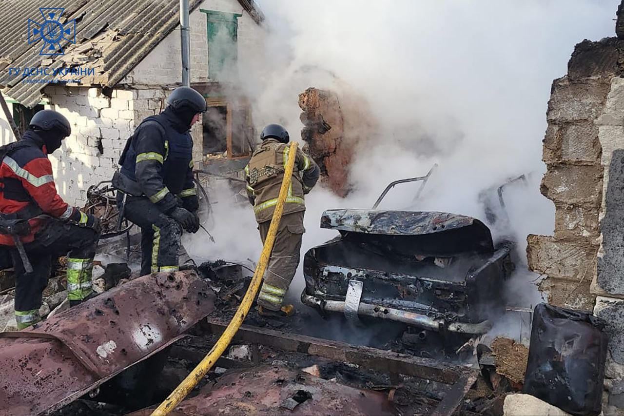Рятувальники ліквідовують пожежу у селі Курилівка Куп’янського району Харківської області / Фото ДСНС