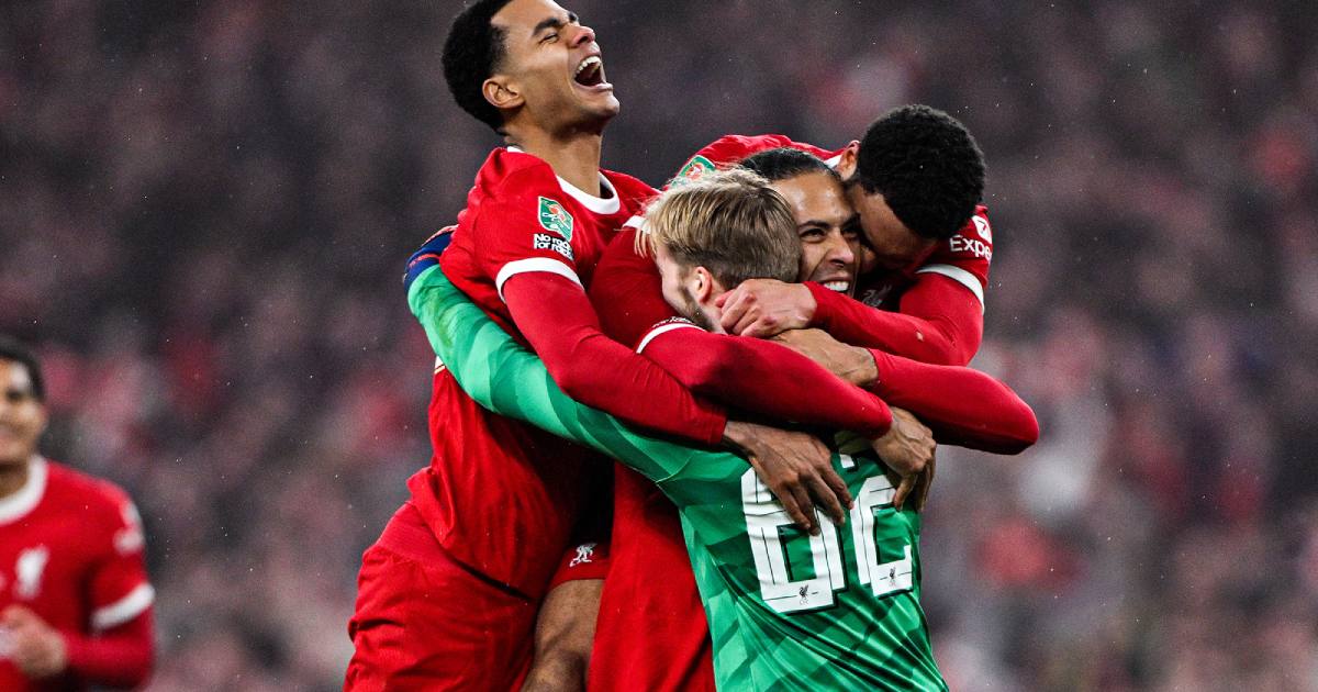 Футболісти "Ліверпуля" вітають автора голу у ворота "Челсі" Вірджіла Ван Дейка у фінальному матчі Кубка англійської ліги / Фото X (колишній Twitter) Liverpool FC