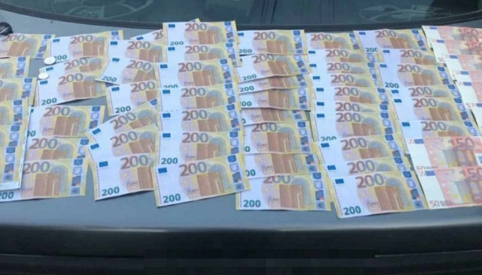 Гроші за переправлення за кордон / Чернівецька обласна прокуратура