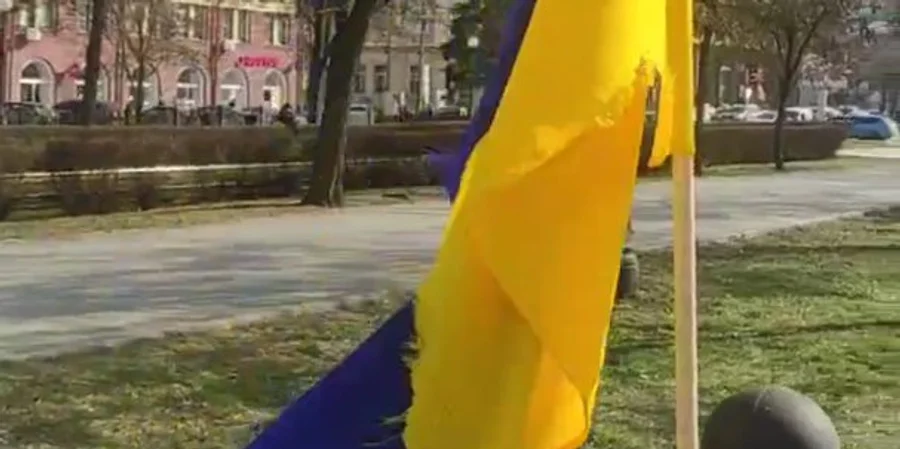 У центрі Дніпра невідомі порізали державний прапор і пошкодили банер / Скриншот з відео
