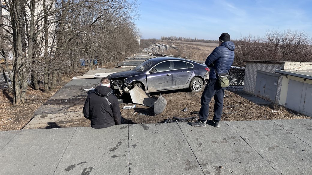Водій Opel з батьком дивляться на машину на гаражі / Фото: Суспільне Харків