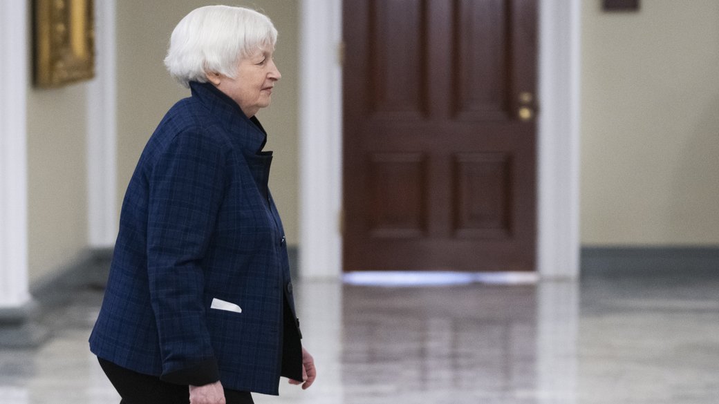 Министр финансов США Джанет Йеллен выходит из своего офиса / Фото: AP