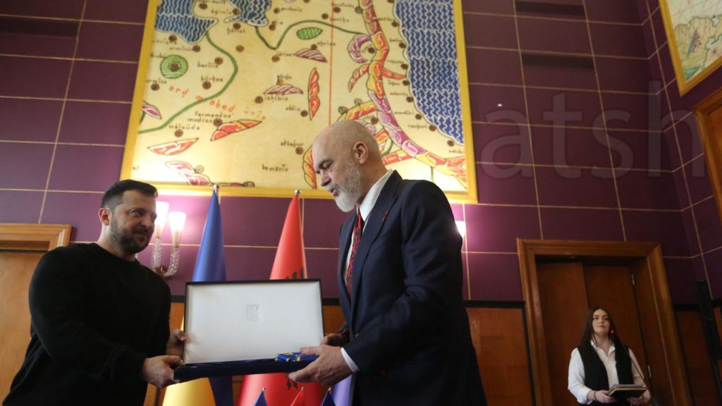 Владимир Зеленский награждает Эди Раму / ATA