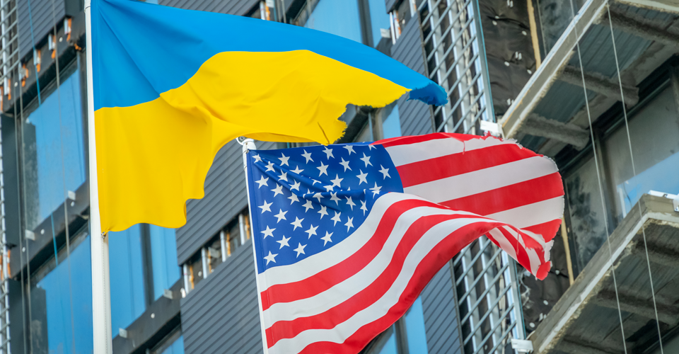 Флаги США и Украины / Getty Images