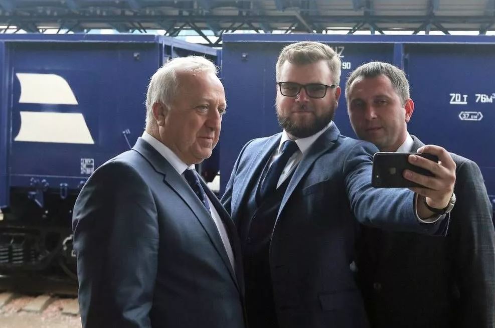 Тогдашний председатель правления "Укрзализныци" Евгений Кравцов (по центру) во время презентации обновленного логотипа компании / Фото: УНИАН