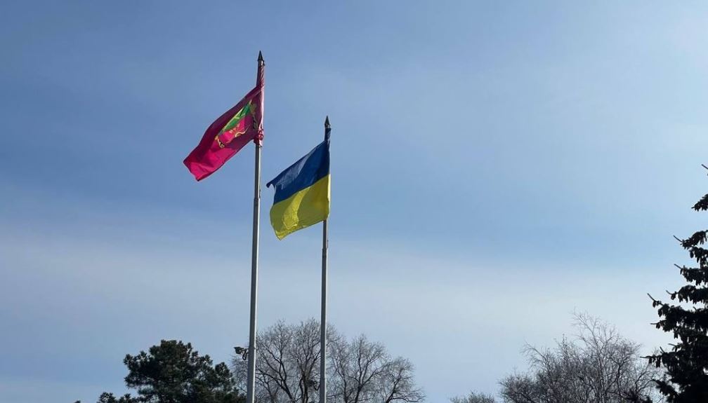 Флаг Украины и флаг Запорожья / Фото: Суспільне