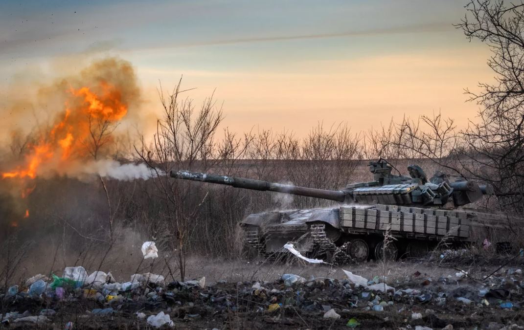 Український танк веде вогонь по російських позиціях / Фото: AP 