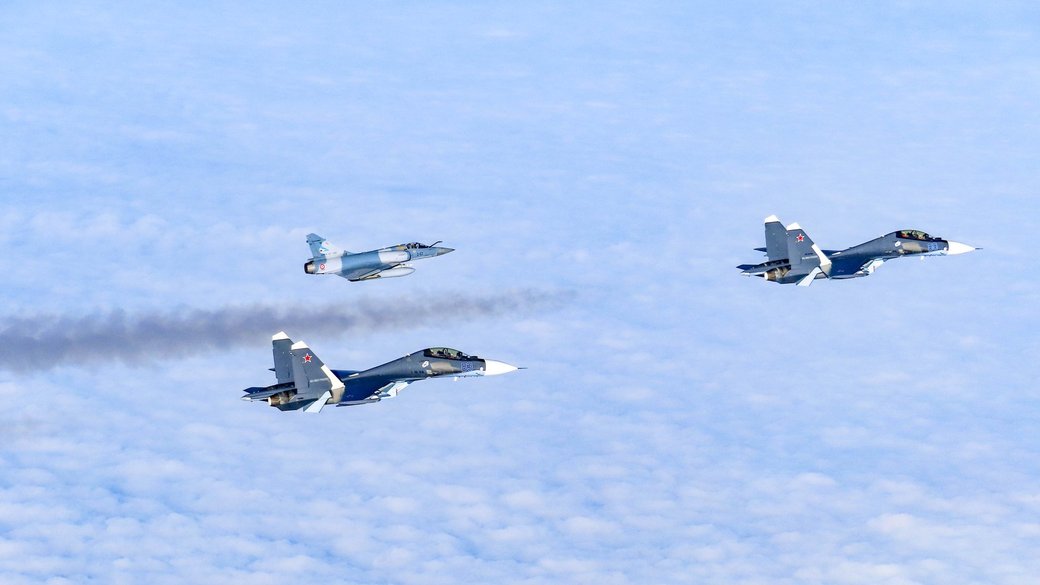 Французские самолеты Mirage 2000-5 перехватили два российских самолета Су-30 / Фото: NATO Air Command