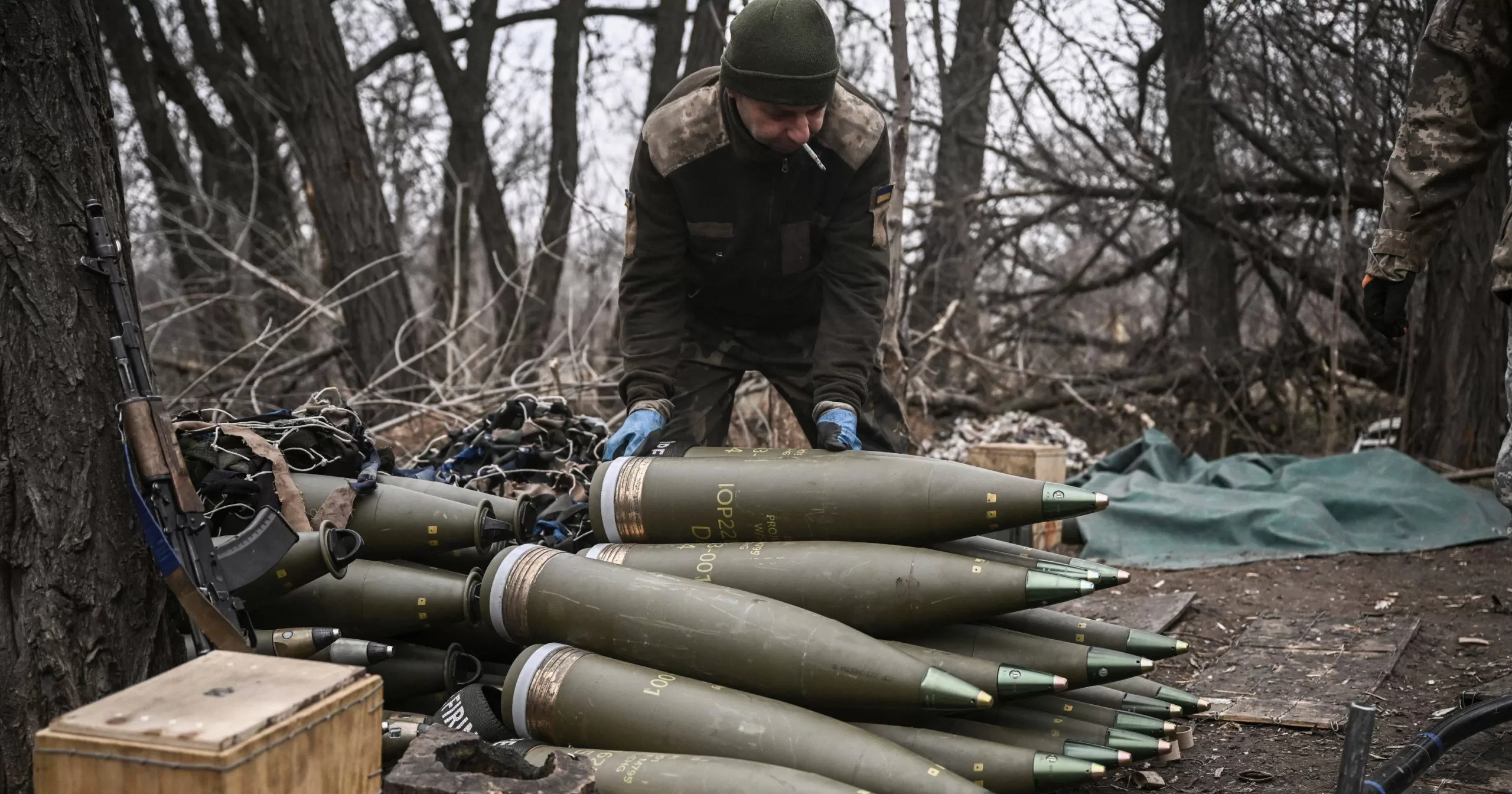 Украинский военнослужащий готовит 155-мм артиллерийские снаряды недалеко от Бахмута / Фото AFP