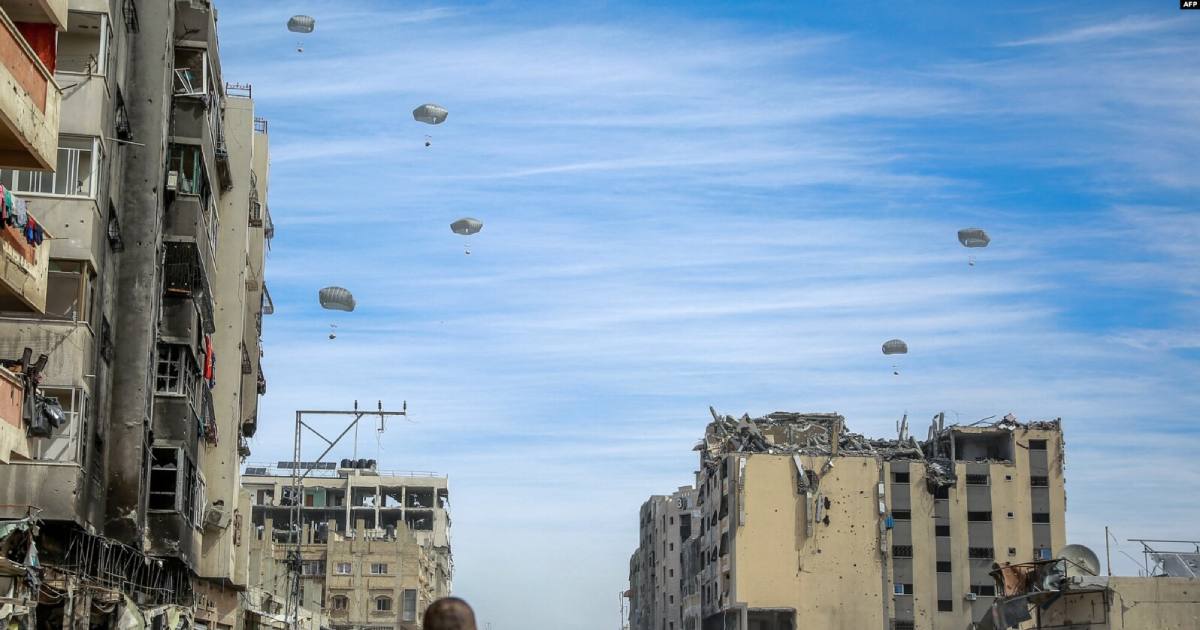 Для доставки гуманітарної допомоги використовувалися три літаки C-130. Газа, 1 березня 2024 року / Фото AP