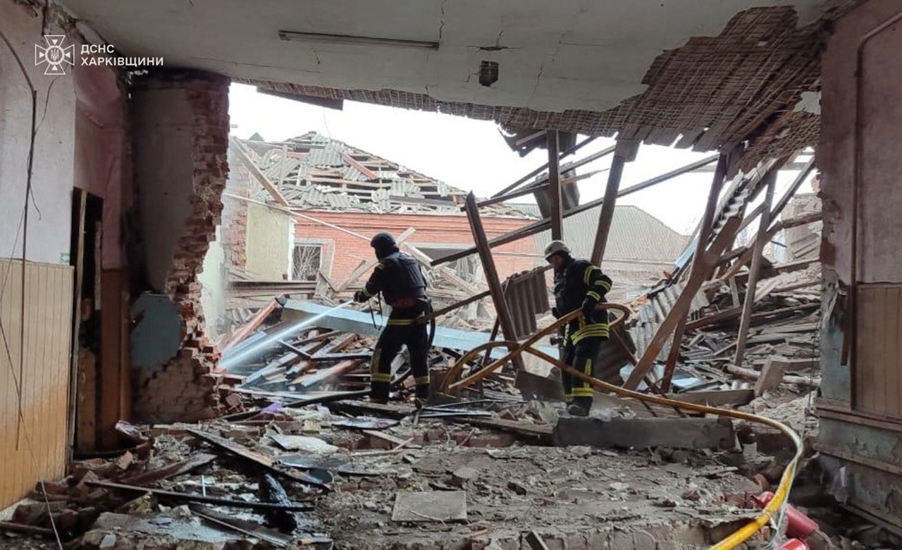 Вовчанськ: рятувальники ліквідовують наслідки ворожого удару по будівлі навчального закладу / Фото ДСНС