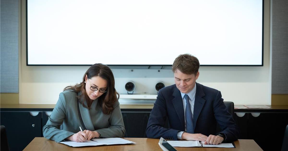 Перший віцепрем’єр-міністр України - Міністр економіки Юлія Свириденко і Виконавчий віцепрезидент Palantir у Великій Британії та Європі Луїс Мослі підписують угоду про партнерство / Фото Мінекономіки