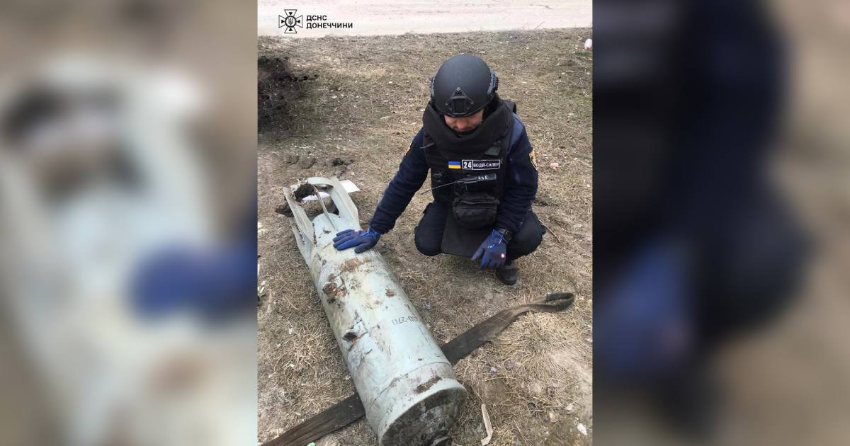 Торецьк: піротехніки ДСНС вилучили з території приватного домоволодіння авіаційну бомбу КАБ-250 / Фото ДСНС
