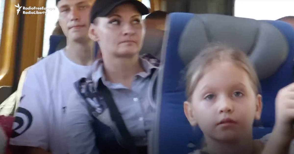 Мешканців Куп'янська перевозять у безпечне місце на тлі накопичення російських військ поблизу. Серпень, 2023 / Фото RFE/RL