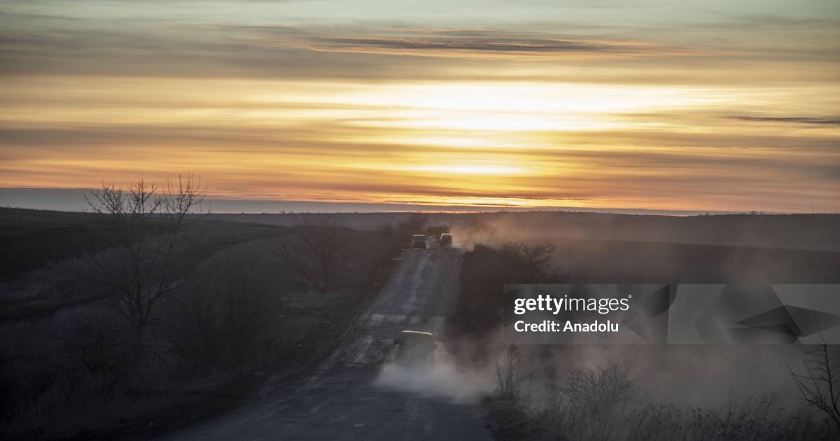 Військова техніка на дорозі на заході сонця поблизу н.п. Часів Яр, де тривають бої між українськими та російськими військами, 24 лютого 2024 року / Фото Anadolu via Getty Images