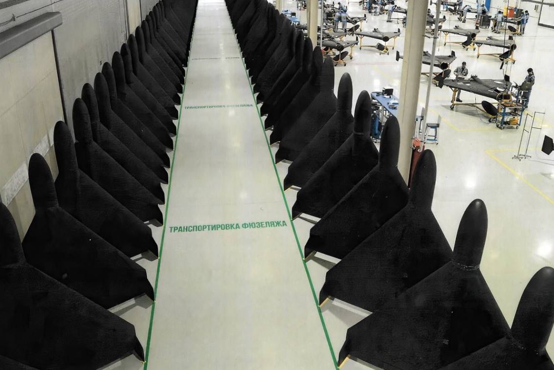 Россияне показали цех сборки "шахедов" / Скриншот с видео