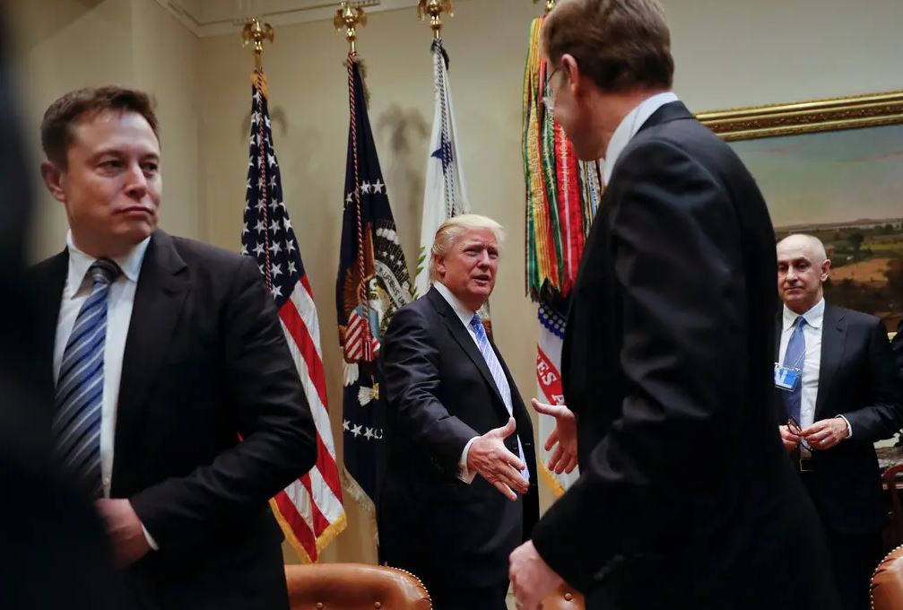 Илон Маск среди группы бизнес-лидеров, которые встретились с Трампом в Белом доме в 2017 году / Фото: AP