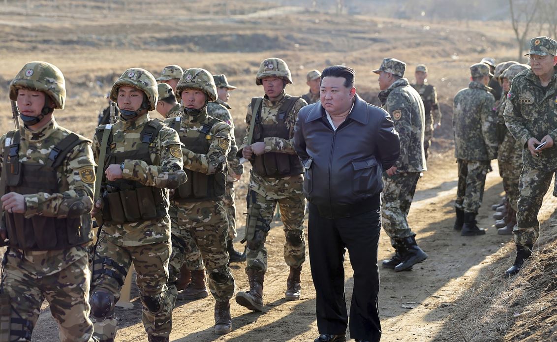 Ким Чен Ын посещает западную оперативную тренировочную базу в Северной Корее / Фото: AP