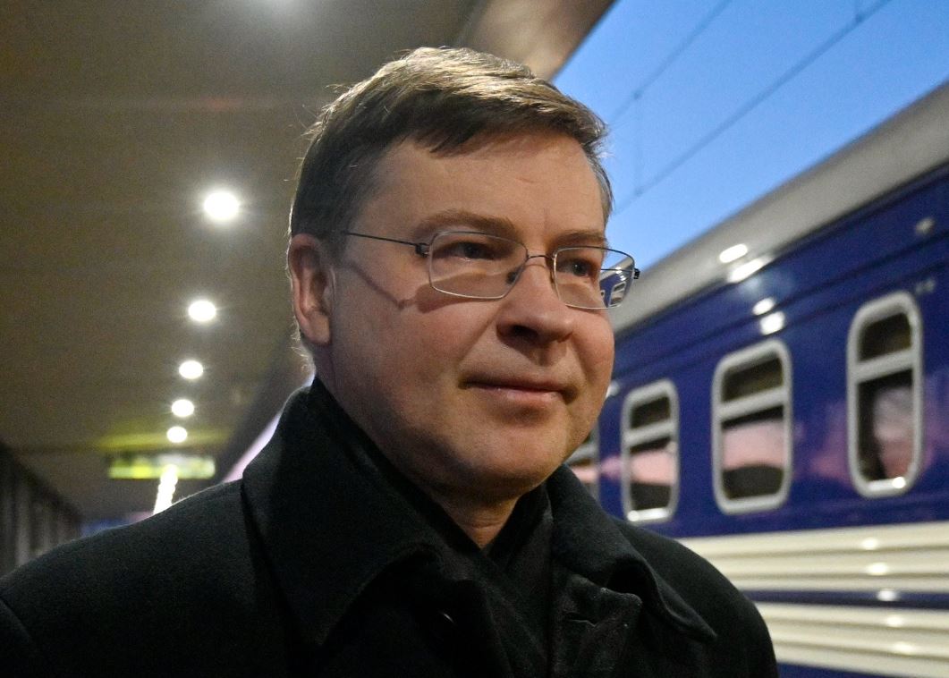 Вице-президент Еврокомиссии Валдис Домбровскис на вокзале в Киеве / Фото из соцсети Х Домбровскиса