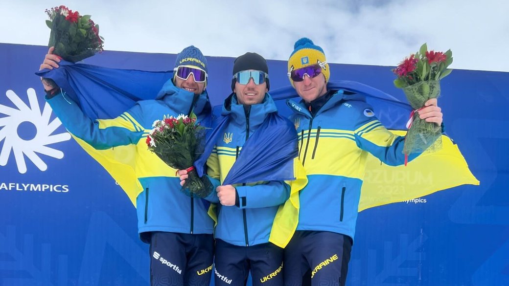 Лижники Дмитро Мажаєв, Руслан Денисенко та Володимир Пишняк на п'єдесталі Дефлімпіади-2023 / Фото: National Sports Committee for the Disabled of Ukraine