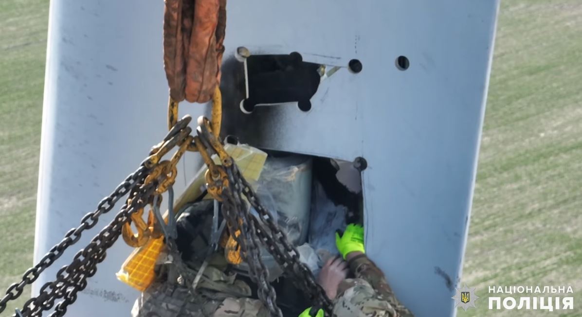 Боевая часть вражеского шахеда, которая застряла в винте ветряка / Скриншот тз видео