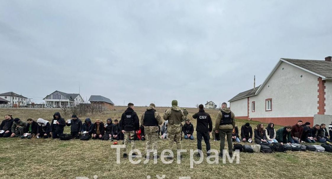 Вблизи украинско-румынской границы задержали Mercedes в котором перевозили 34 уклонистов / Фото: Виталий Глагола