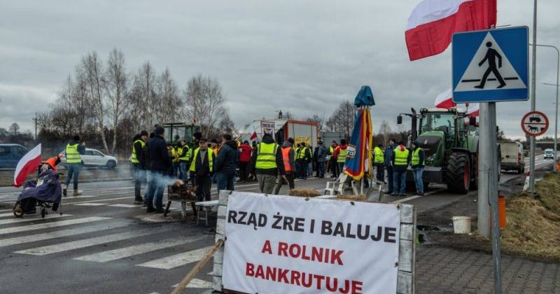Польские фермеры перекрывают улицу во время акции протеста на польско-украинской границе в Дорогуске на юго-востоке Польши, 12 февраля 2024 года / Фото EPA-EFE
