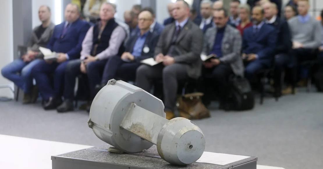 Боєголовка, що імітує ядерну частину стратегічної крилатої ракети Х-55СМ, яка була використана російськими військами під час ракетних ударів по Україні, була продемонстрована під час брифінгу для ЗМІ в Києві, в грудні 2022 року / Фото Getty Images