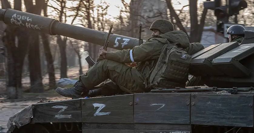 Российские солдаты сидят на танке Т-80 у линии фронта / Фото ZUMA Press