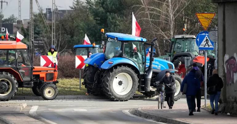 Польські фермери їдуть на тракторах у колоні, протестуючи проти імпорту українських продуктів харчування та екологічної політики Європейського Союзу / Фото AP