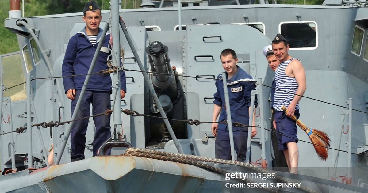 Российские моряки во время уборки судна в бухте Севастополя, 8 мая 2010 года / Фото Getty Images