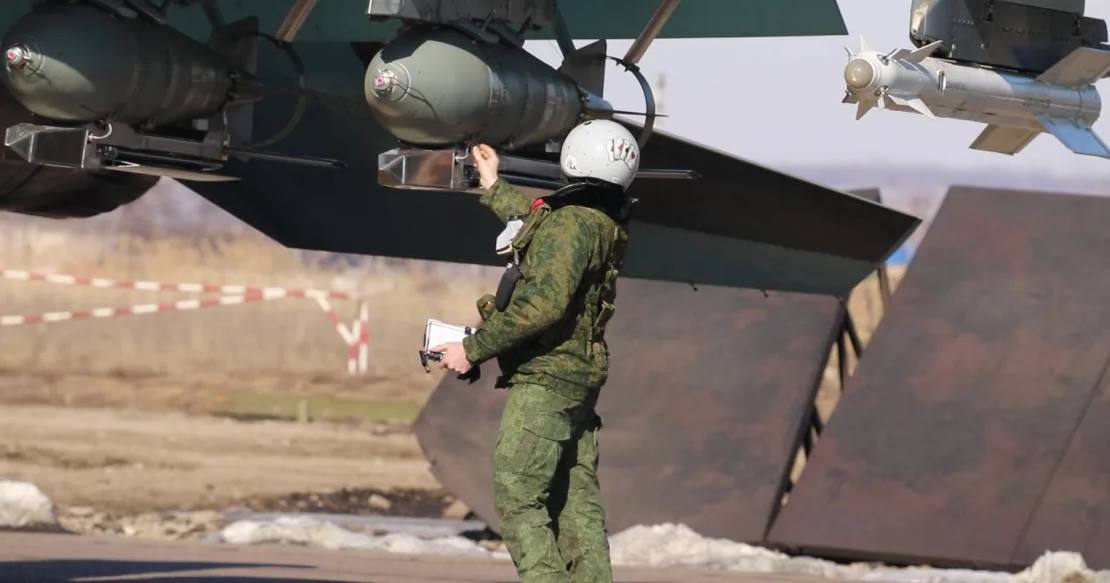 Финальная проверка бомб перед вылетом экипажа истребителя-бомбардировщика Су-34 / Фото Минобороны России