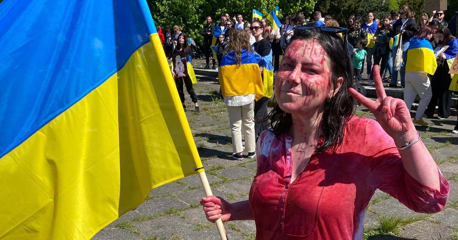 Ірина Земляна на акції проти повномасштабного вторгнення у Варшаві, 9 травня 2022 року / Фото Інституту масової інформації