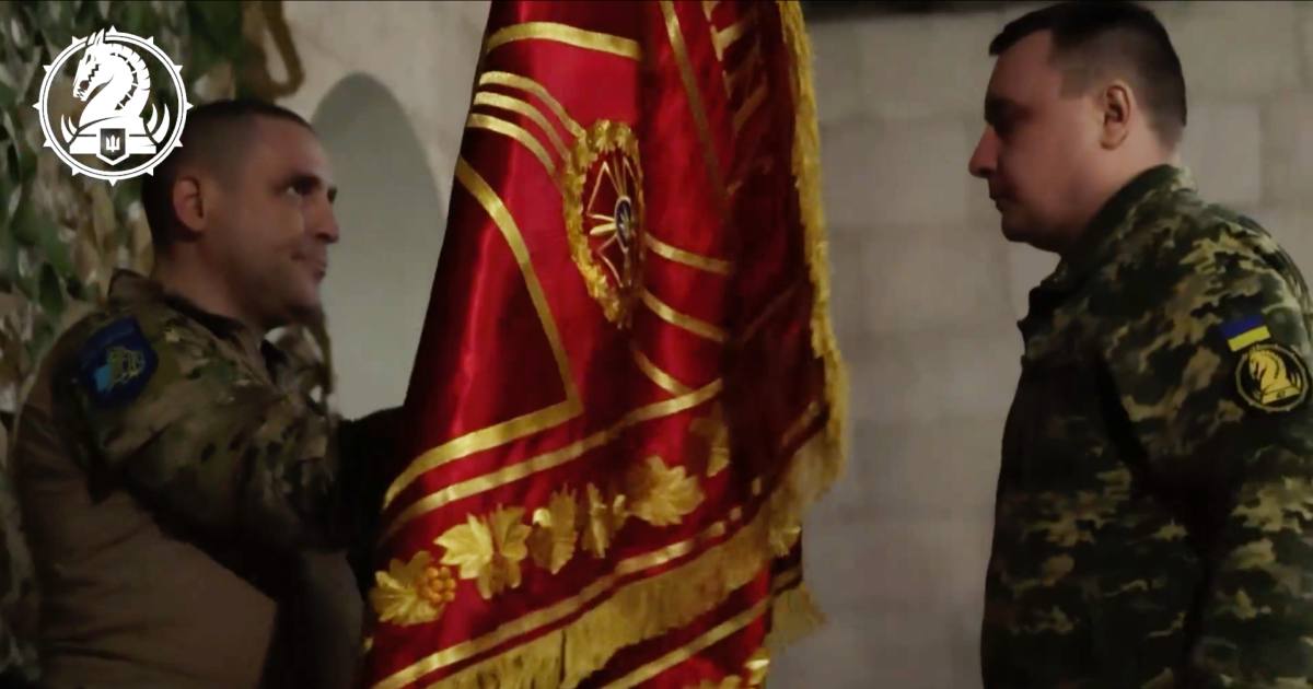 Прощання з бойовим прапором командира Дмитра Рюмшина та його передача наступнику Яну Яцишину / Скріншот з відео 47-ї омбр “Маґура”