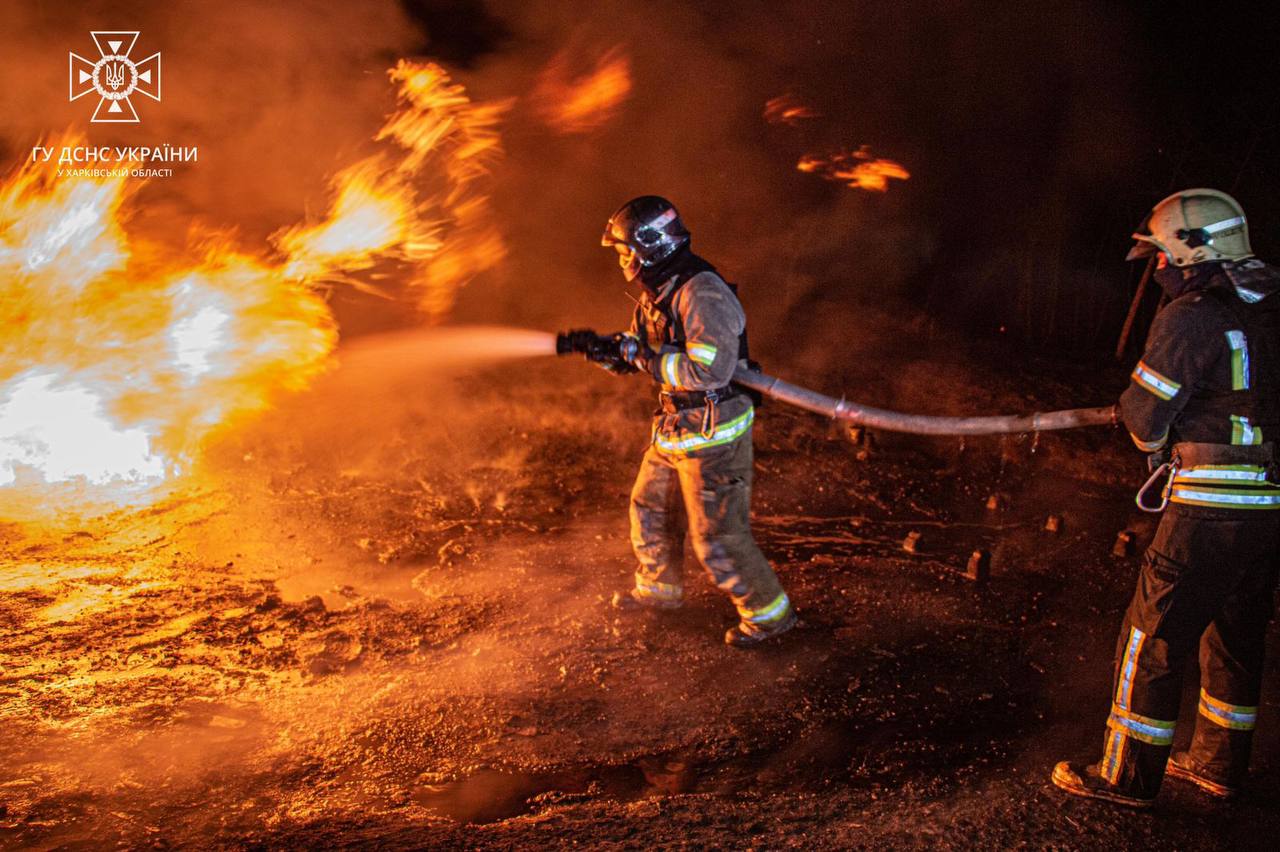 Рятувальна операція на місці ворожого удару по нафтобазі у Немишлянському районі Харкова / Фото ДСНС