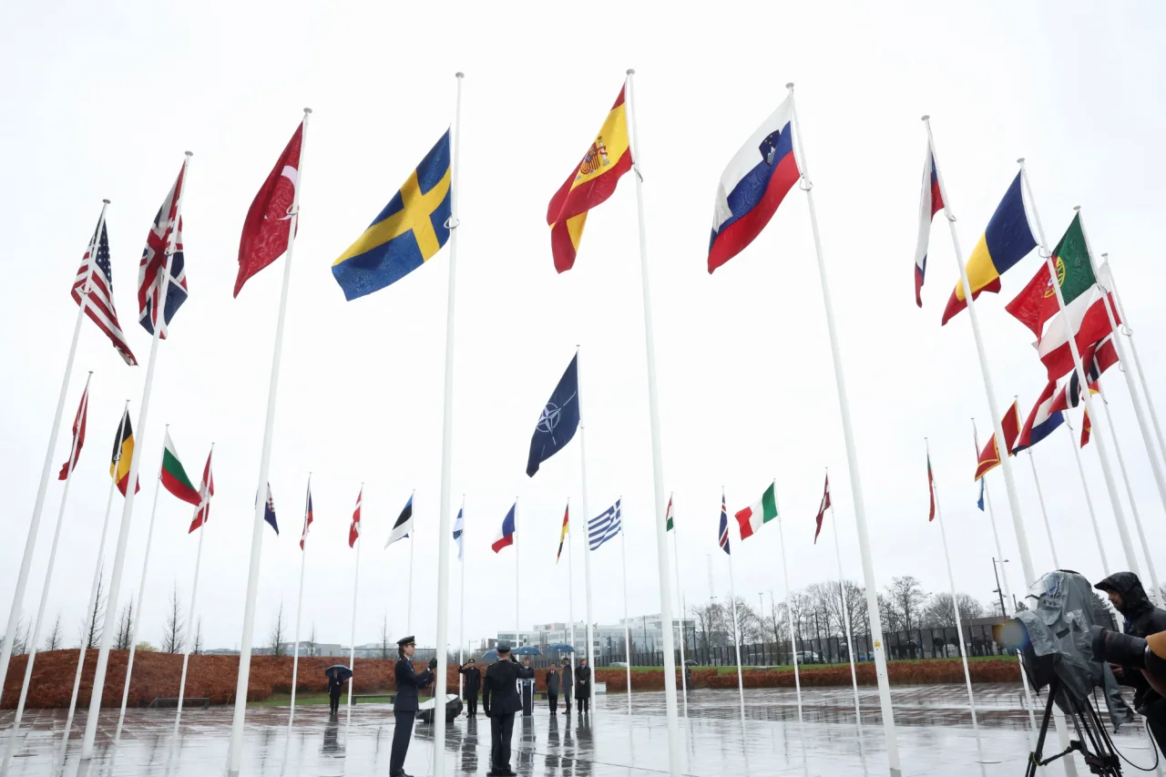 Прапор Швеції підняли у штаб-квартирі НАТО / Фото: REUTERS