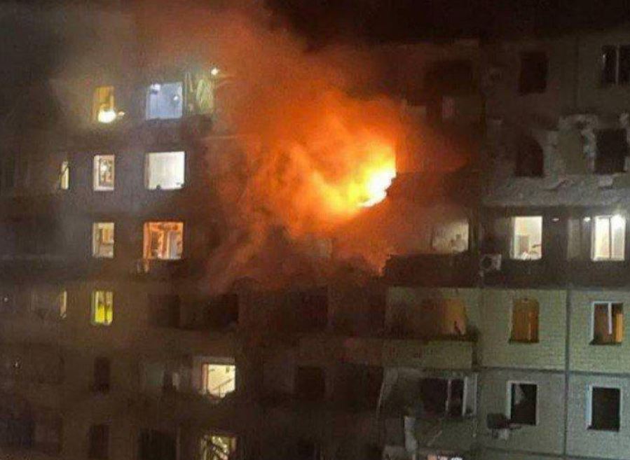 Палаюча після російського удару багатоповерхівка у Кривому Розі / Фото: Керівник Офісу Президента Андрій Єрмак