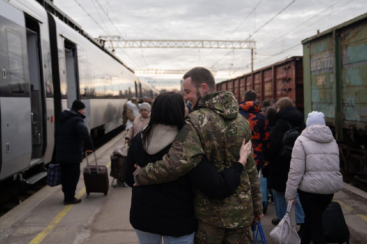 Украинский воин с любимой на перроне / Фото с ТГ-канала Зеленского